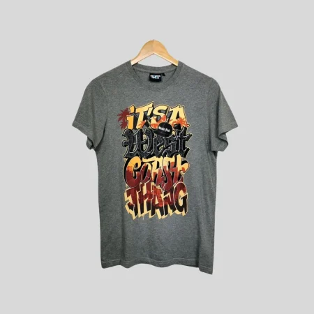 sneaker-freak-vintage-etikett Nahaufnahme des farbenfrohen 3D-Graffiti-Prints "West Coast Thang" auf dem grauen Vintage Sneaker Freak Shirt.
