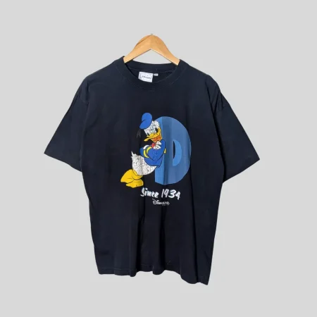 Nahaufnahme des Disneyland Paris Etiketts mit Dornröschen-Schloss an einem Vintage Donald Duck T-Shirt