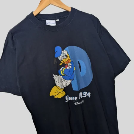 Nahaufnahme des Disneyland Paris Etiketts mit Dornröschen-Schloss an einem Vintage Donald Duck T-Shirt