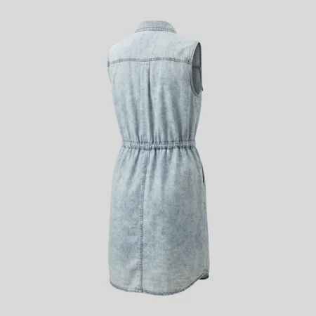 vintage-jeanskleid-rueckenansicht Rueckenansicht des ärmellosen Vintage Jeanskleids zur Verdeutlichung der Gesamtlänge von 92 cm.