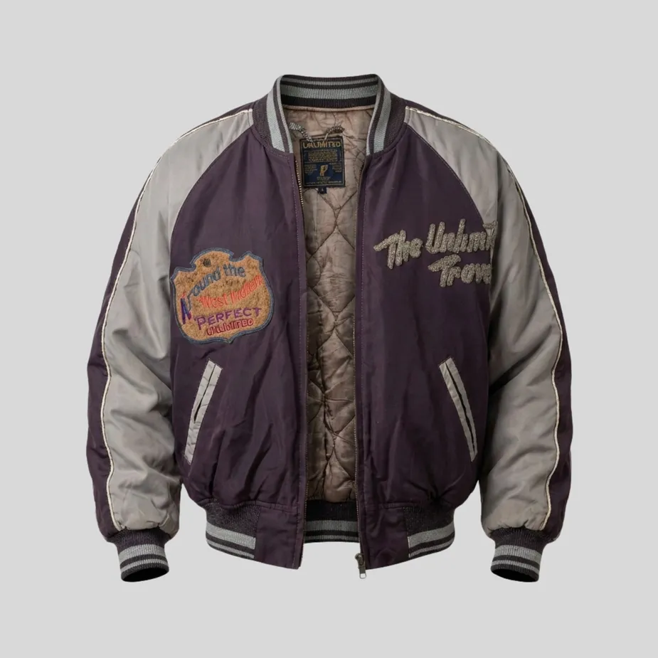Vintage Unlimited Bomberjacke | Made in Italy | West Indien Stickerei | Gr. S Vorderansicht der Vintage Unlimited Bomberjacke mit Stickereien und Patches auf dunklem Stoff.