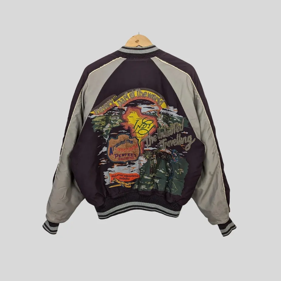 Vintage Unlimited Bomberjacke | Made in Italy | West Indien Stickerei | Gr. S Großflächige West Indien Stickerei auf der Rückseite der Vintage Unlimited Bomberjacke.