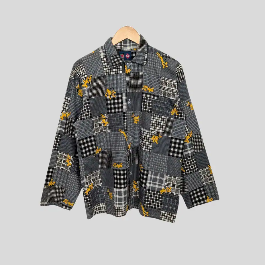 Vintage Disney Shirt Mickey Unlimited | Gr. M Pluto Patchwork Vintage Disney Shirt Mickey Unlimited – Buntes Patchwork-Shirt mit Pluto-Motiv.