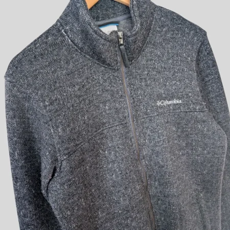 columbia-fleece-strick-optik-material-nahaufnahme columbia-sweater-weather-logo-stickerei-detail