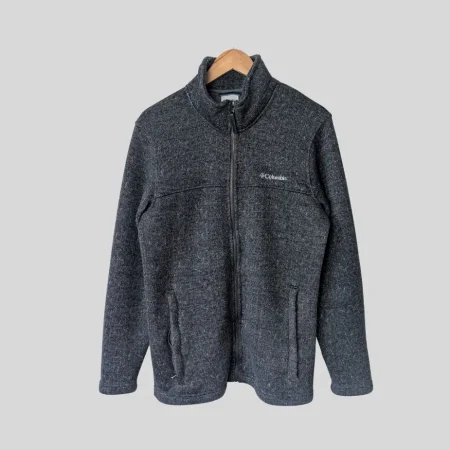 Grau melierte Columbia Sweater Weather™ Fleecejacke in Strick-Optik mit Stehkragen und Logo-Stickerei.