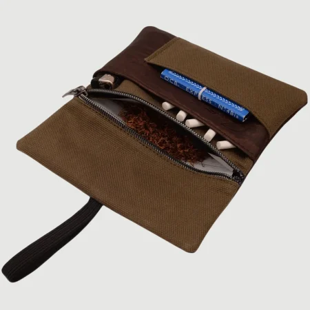 ork-Tabaktasche Barreiro Modelle in den Farben Grün und Dunkelbraun.