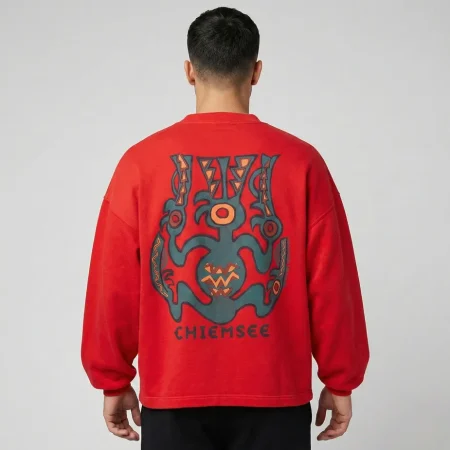 Fitpic des roten Windsurfing Chiemsee Vintage Crewnecks mit offenem Saum und Rücken- Logo.