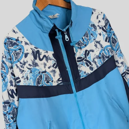 vintage-rodeo-windbreaker-hellblau-detailansicht-muster Vorderansicht Details Muster