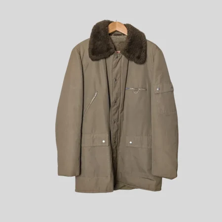 vintage-rogan-sport-wear-parka-60er-70er-canvas-braun Frontansicht des braunen Rogan Sport Wear Parkas mit Teddy-Kragen.