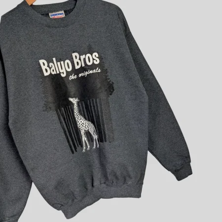 vintage-sweatshirt-usa-hanes-giraffen eitenansicht des dunkelgrauen Sweatshirts zur Verdeutlichung des massiven Boxy-Fits und der Stoffdicke.