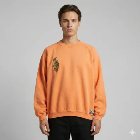 vintage-sweatshirt-west-formula-one-fitting Fitpic des lachsfarbenen Vintage West Sweatshirts mit Kobra-Tattoo-Print und Maui Hawaii Schriftzug.