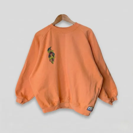 Vorderansicht des lachsfarbenen Vintage West Sweatshirts mit Kobra-Tattoo-Print und Maui Hawaii Schriftzug.