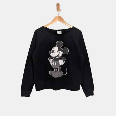 disney-mickey-mouse-sweatshirt-mng-jeans-schwarz-modern-vintage Schwarzes Disney Mickey Mouse Sweatshirt aus der MNG Jeans Kooperation im Modern Vintage Stil