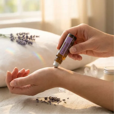 dōTERRA Lavender Touch 10ml Anwendung des Öls am Handgelenk zur Entspannung