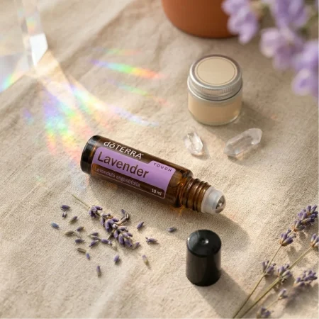 dōTERRA Lavender Touch 10ml Roll-on auf Leinen mit Lavendelblüten und Kristallen