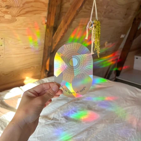 Anwendung der Prisma-Folie als Fenstersticker für tanzende Regenbögen