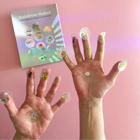 Suncatcher Fensterbild Regenbogen Wildblumen – Das Botanopia-Set als dekorative Geschenkidee für Boho-Liebhaber, präsentiert im Sonnenlicht.