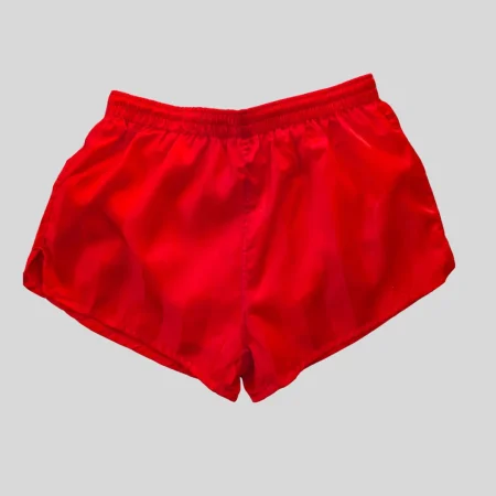 Vintage Shiny Nylon Shorts im 80s 90s Design in Rot. Deadstock