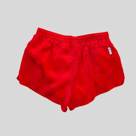 vintage-shiny-nylon-shorts-rueckseite Rückansicht der Vintage Shiny Nylon Shorts im 80s 90s Design in Rot.