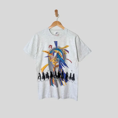 90s-vintage-grafik-t-shirt-grau-buffalo-front 90s Vintage Grafik T-Shirt der Marke Buffalo in Grau mit Native Art Frontprint, Tragebild.