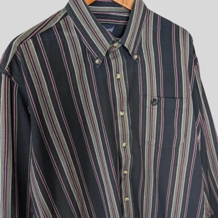 90s-vintage-hemd-details-vorne Detailaufnahme des dunkelgrau gestreiften 90er Jahre Vintage Hemds im Boxy Fit