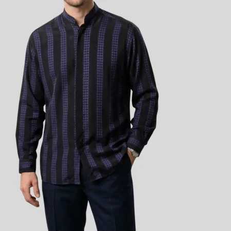 90s Vintage Hemd mit Stehkragen in Schwarz mit lila Streifenmuster von Caporal getragen von einem männlichen Model