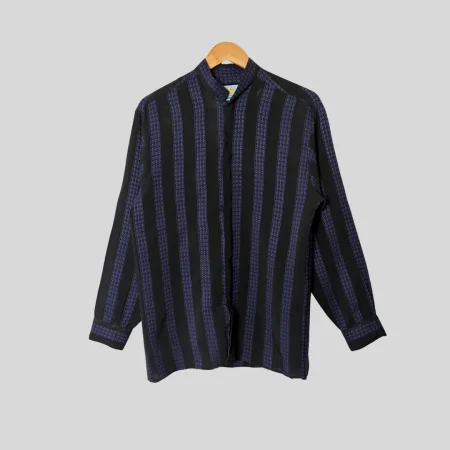 90s-vintage-hemd-stehkragen-schwarz-lila-front 90s Vintage Hemd mit Stehkragen in Schwarz mit lila Streifenmuster von Caporal