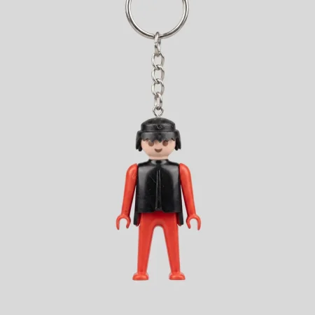 Upcycling Schlüsselanhänger Bauarbeiter Figur 1974 geobra rot schwarz Vorderansicht