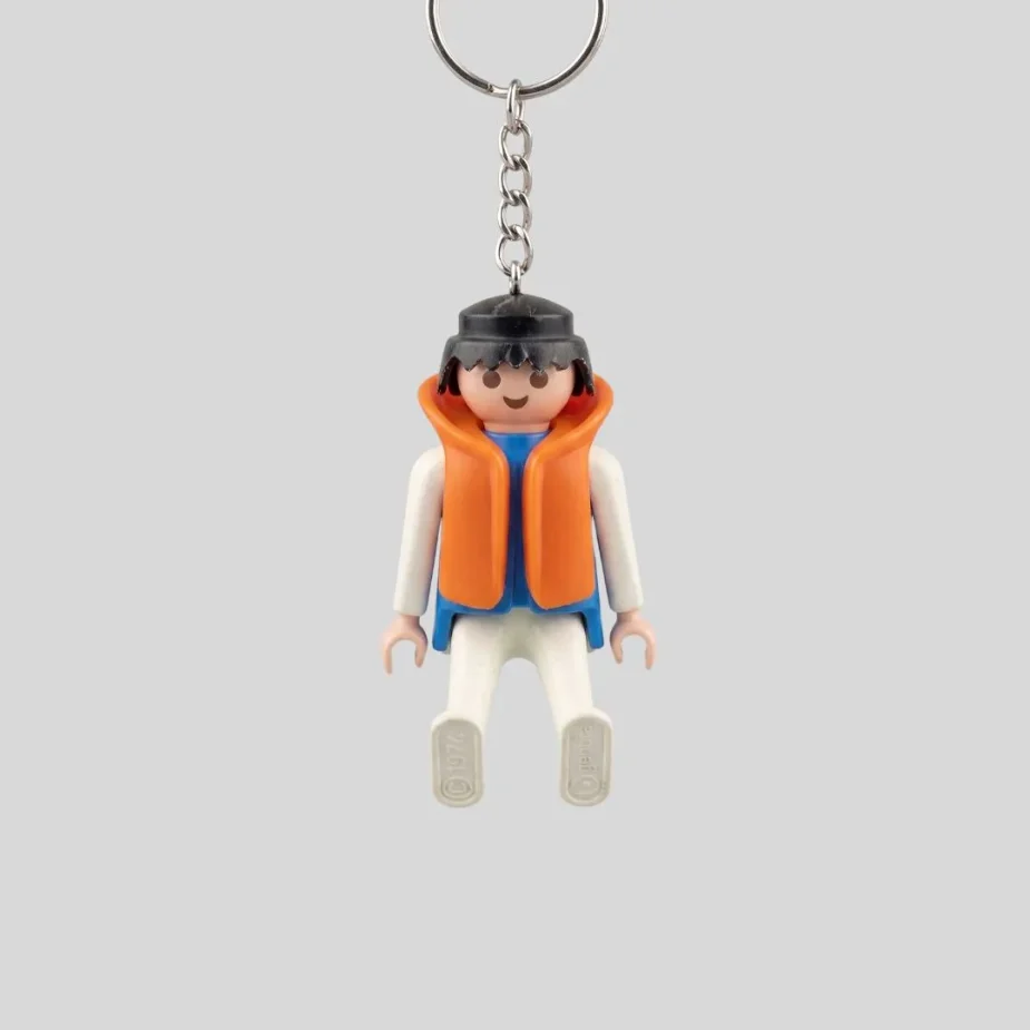 Upcycling Schlüsselanhänger Segler aus Vintage Figur | Studio 90s Upcycling Schlüsselanhänger Segler Vintage Figur 1974 geobra orange Rettungsweste sitzend.