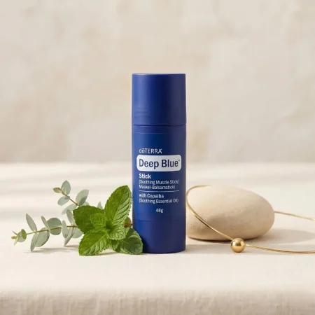 Wellness doTERRA Deep Blue Stick als ästhetisches Lifestyle-Element für deine tägliche Entspannungsroutine.