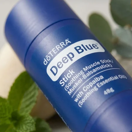 Wellness doTERRA Deep Blue Stick in einer detaillierten Nahaufnahme, präsentiert auf einem klaren, minimalistischen Hintergrund.