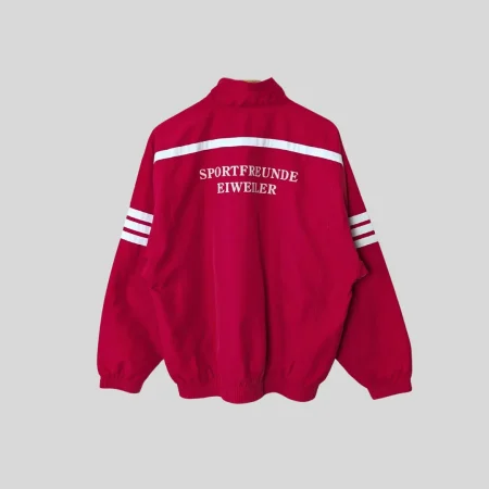 y2k-adidas-trainingsjacke-rot-sportfreunde-eiweiler-back Rückansicht der roten Y2K Adidas Trainingsjacke mit weißem Sportfreunde Eiweiler Schriftzug