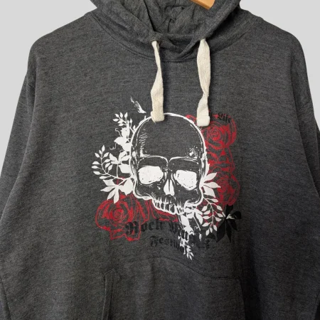 y2k-style-grafik-hoodie-skull-roses-print-detail Detailaufnahme des Totenkopf und Rosen Motivs auf dem grauen Y2K Style Streetwear Kapuzenpullover
