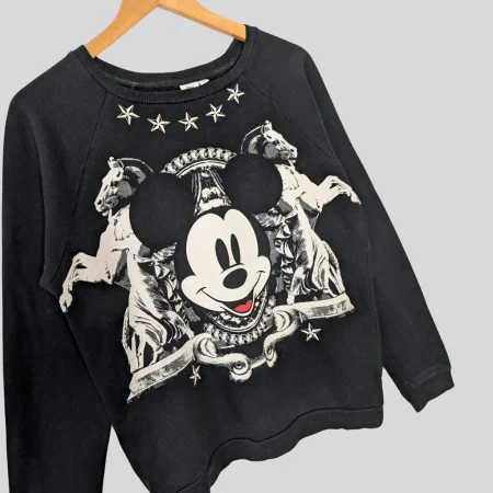 y2k-style-micky-maus-sweatshirt-detail Detailaufnahme des Micky Maus Barock Prints und der Sterne am Ausschnitt des schwarzen Sweatshirts